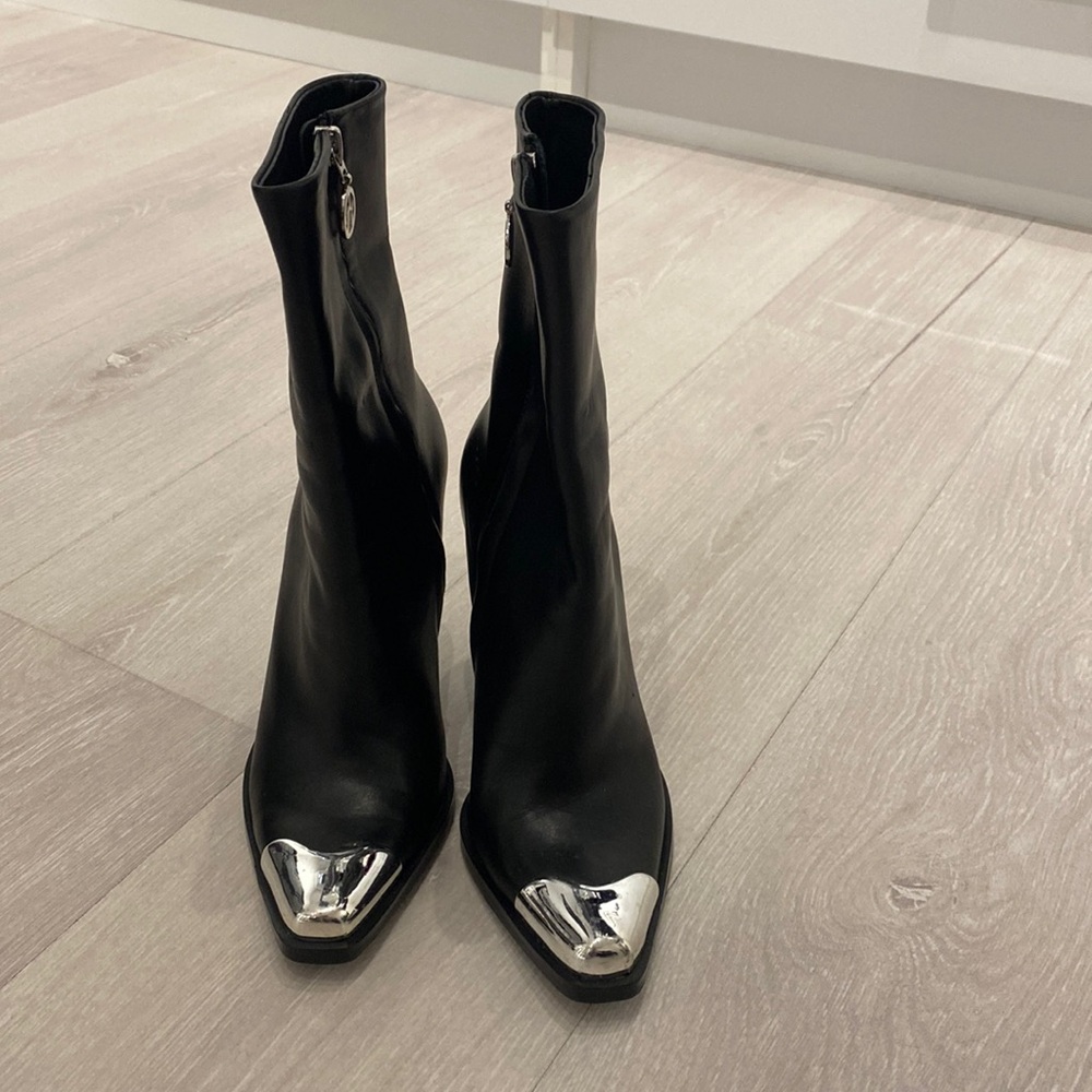 Wishbone boots